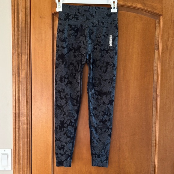 Gymshark Pants - Gymshark Women’s Black Gray Camo Cropped Leggings Small